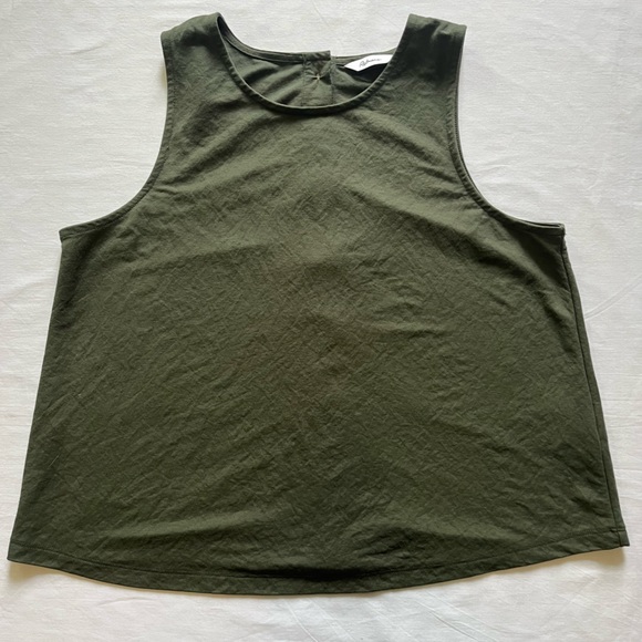 Cropped Crew-Neck Tank with Back Buttons - Picture 3 of 8